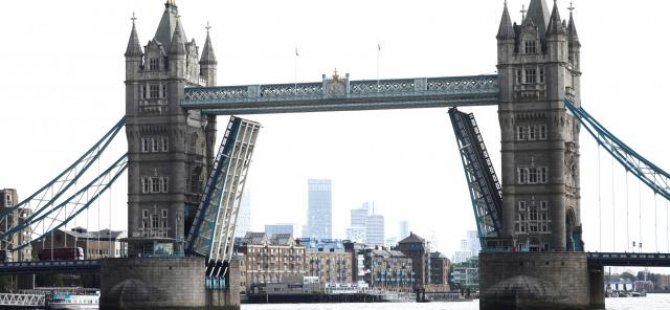 Londra’daki Tower Bridge açık kaldı, trafik birbirine girdi