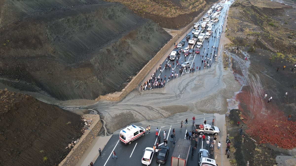 Erzincan-Sivas karayolunda heyelan meydana geldi