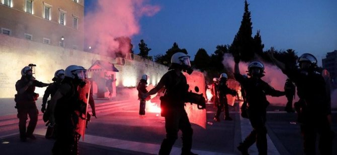 Yunanistan’da zorunlu aşı uygulamasını protesto edenlerle polis çatıştı