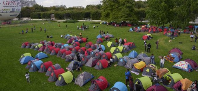 Paris'in göbeğinde çadır kurdular