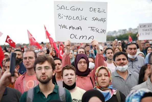 İstanbul’da aşı karşıtları Maltepe ilçesinde gösteri düzenledi