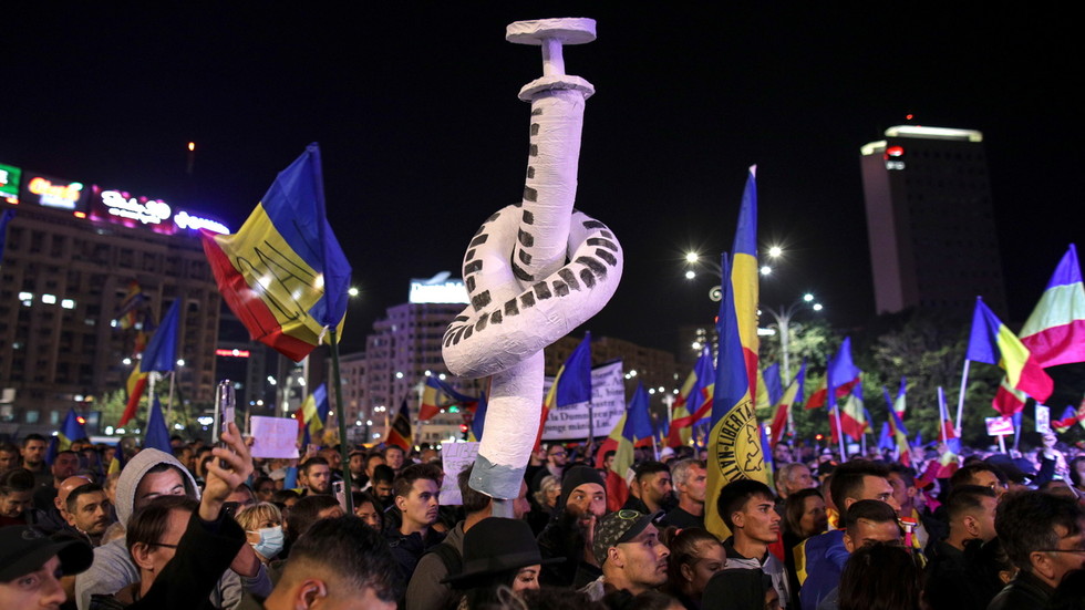 Romanya'da binlerce kişi Kovid pasaportlarını ve planlanan aşı zorunluluğunu protesto etti