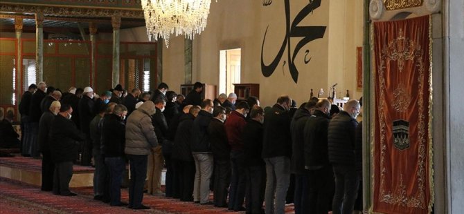 Camilerde Normal Saf Düzeninde Namaz Kılınmaya Başlandı