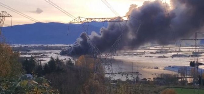 Kanada'da sel hasarının ortasında kalan otoparkta büyük yangın