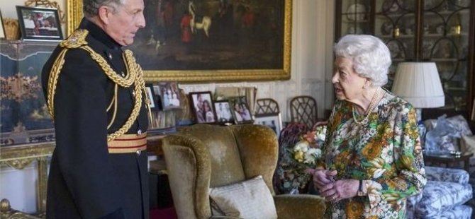 Kraliçe Elizabeth’in ellerinde sağlık durumuyla ilgili korkutan şüphe