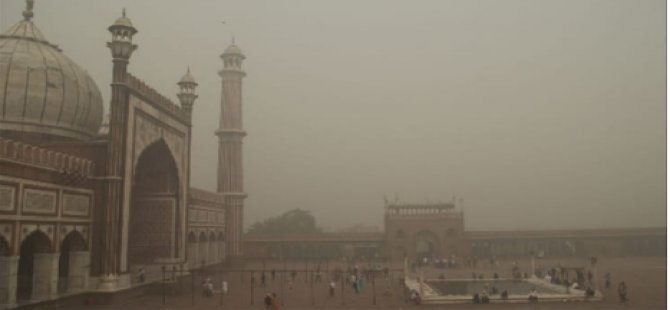 Hindistan’ın Başkenti Yeni Delhi’de Hava Kirliliği Nedeniyle Eğitime Ara Verildi