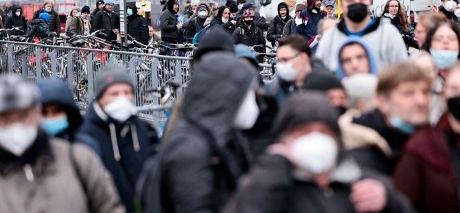 Almanya’da aşı protestosu, yasanın reddedilmesiyle kutlamaya dönüştü