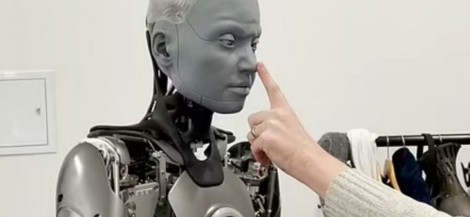 İnsansı Robot Ameca, Kişisel Alanına Giren Eli İndirdi