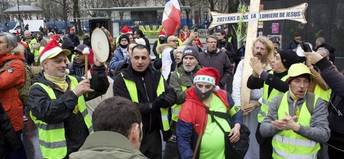 Fransa'da Kovid-19 Aşısı Zorunluluğu Ve Sağlık Ruhsatı Karşıtları Eylem Yaptı