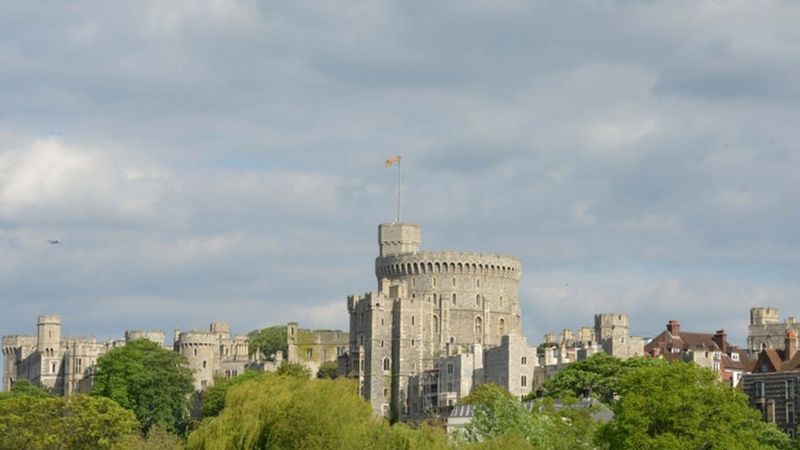 İngiltere’de Kraliçe Elizabeth’in bulunduğu Windsor Kalesi’nde silahlı bir şahıs yakalandı