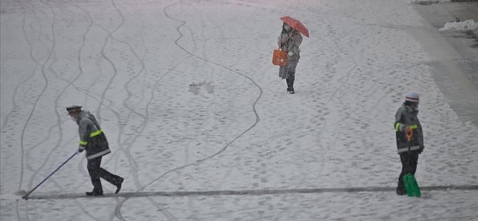 Tokyo'da Yoğun Kar Yağışı Yaşamı Olumsuz Etkiledi