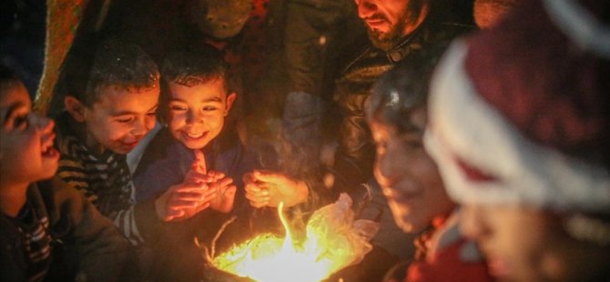 İdlib'deki Kamplarda Siviller Geceleri Isınmak İçin Kıyafetlerini Yakıyor