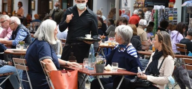 Güney Kore’de Yemek Yerken Takılabilen Maskeler Üretildi