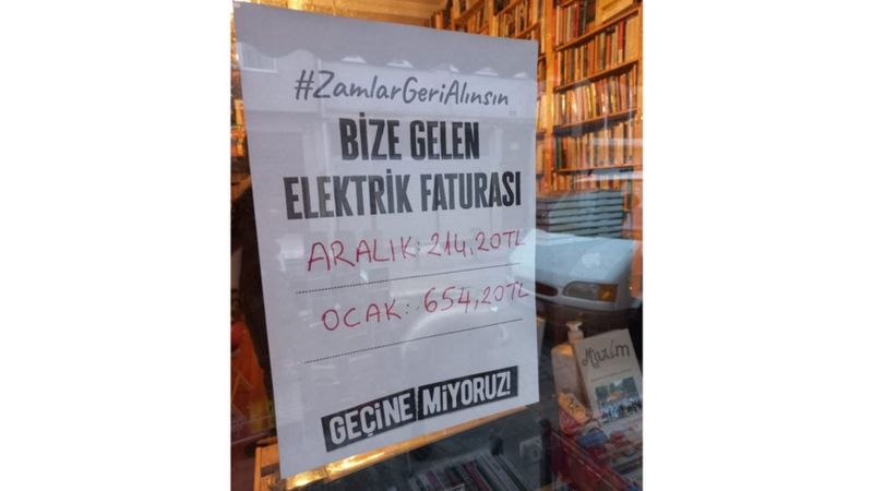 Türkiye'de elektrik zammı: Esnaf tepkisini faturaları camlarına asarak gösteriyor