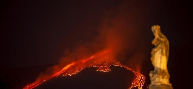 İtalya'da Etna Yanardağı bu yıl ilk kez lav püskürttü