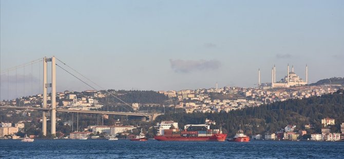 İstanbul Boğazı, arızalanan yük gemisi nedeniyle gemi trafiğine kapatıldı