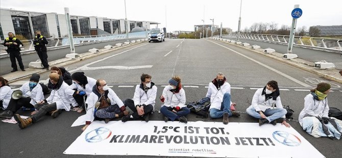 Berlin'de çevreciler, Alman hükümetinin iklim politikasını protesto etti