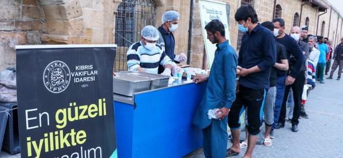 Mevlevi Tekkesi'nin Önünde İftar Geleneği Yaşatılıyor