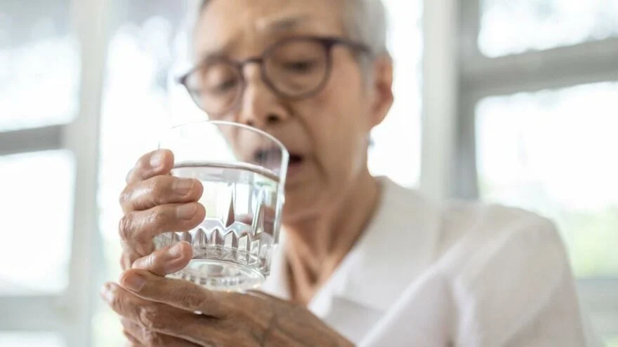 Parkinson hastalarına özel uygulama: Titreme olduğunda ekranı sabit tutuyor