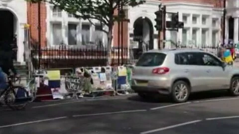 Londra’da Rus askerleri protesto edildi