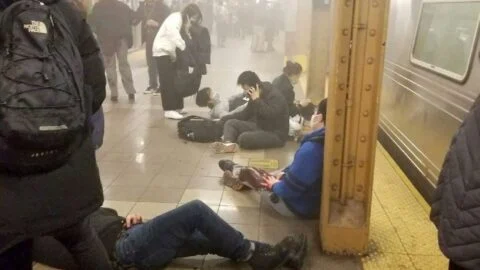 New York metro istasyonunda silahlı saldırı: Çok sayıda yaralı var