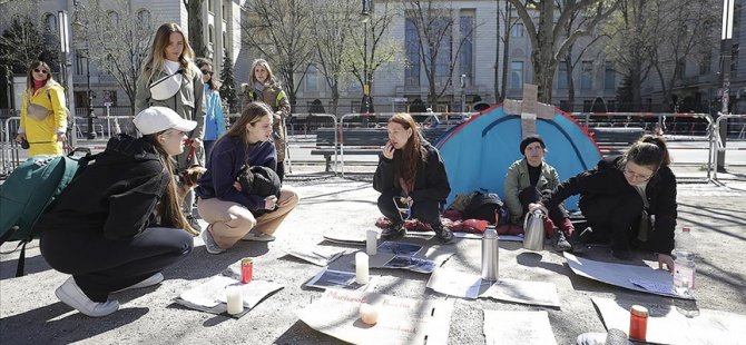 Rus kadınlar Rusya'nın Berlin Büyükelçiliği önünde Ukrayna için açılık grevinde