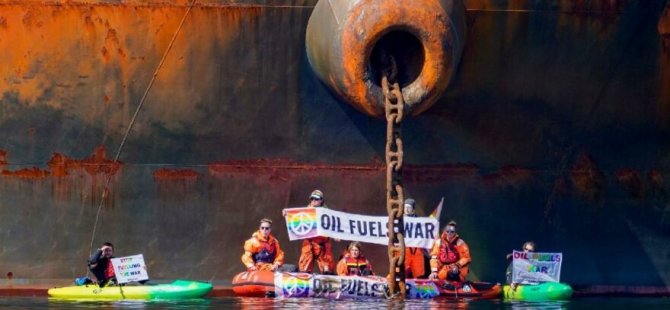 Greenpeace üyeleri Rus tankerine kendilerini zincirledi