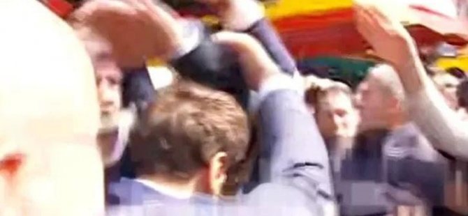 İkinci dönem cumhurbaşkanı seçilen Macron’a domates fırlattılar