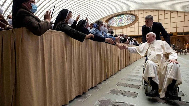 Papa, tekerlekli sandalye kullanmaya başladı