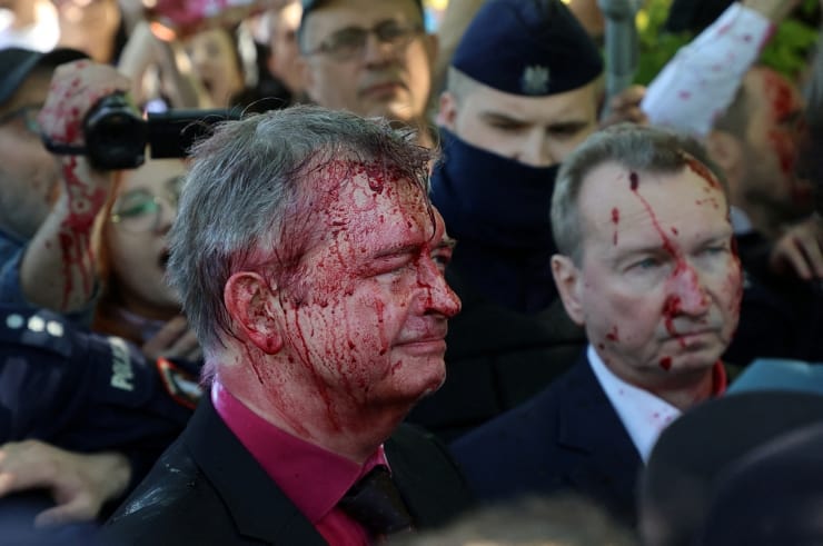 Rus büyükelçiye kırmızı boyalı protesto