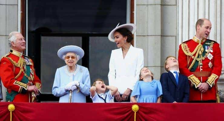 Buckingham’da ‘balkon fotoğrafı’: Kraliçe 2’nci Elizabeth tahtta 70’inci yılını kutluyor