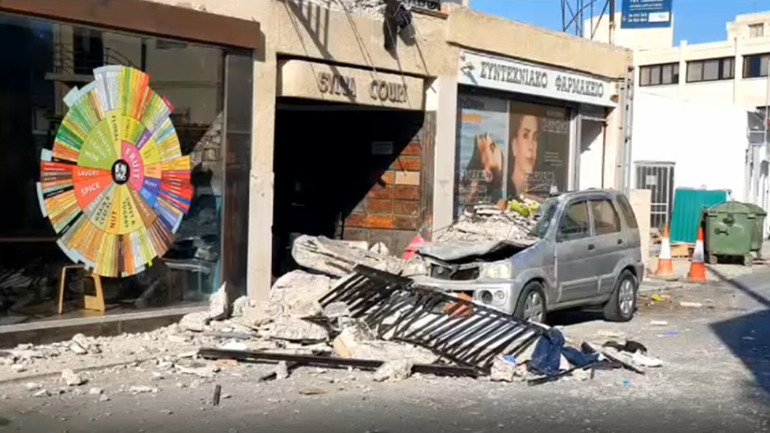 Baf'da balkon çöktü: 3 yaralı