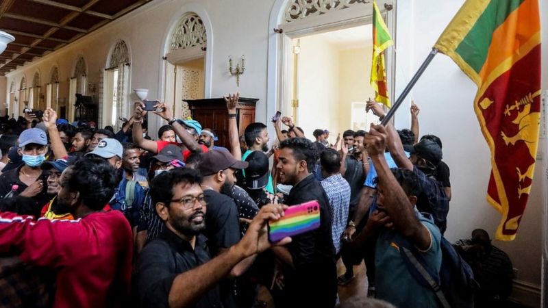 Sri Lanka'da protestolar: Sarayı basılan Cumhurbaşkanı Rajapaksa görevi bırakıyor