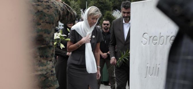 Hollanda’dan 27 yıl sonra Srebrenitsa kurbanlarının ailelerinden özür