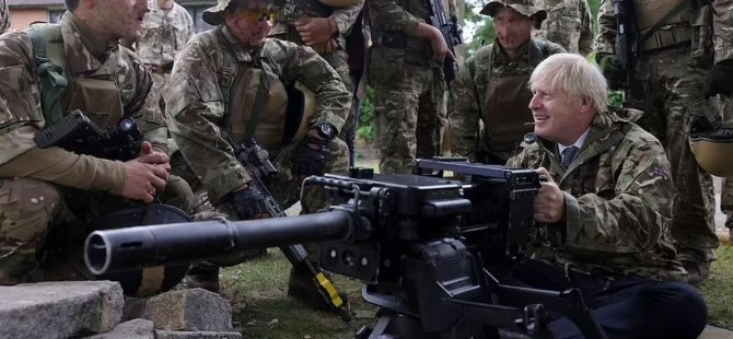 İstifa eden Boris Johnson’ın silahlı fotoğrafları espri konusu oldu