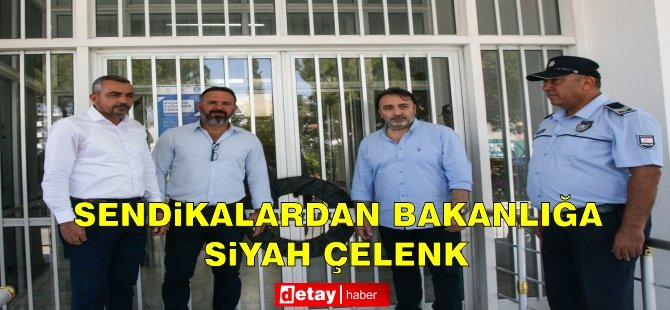 Kamuda örgütlü 3 sendika Bayındırlık ve Ulaştırma Bakanlığı’na siyah çelenk bıraktı