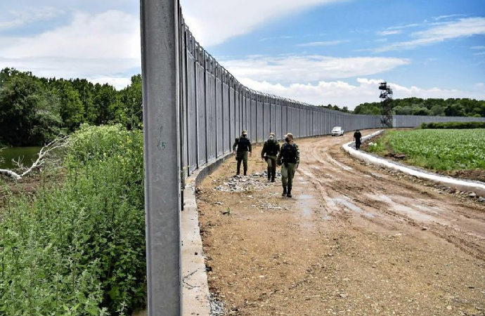 Yunanistan, Türkiye sınırındaki çelik bariyeri 180 kilometreye çıkaracak