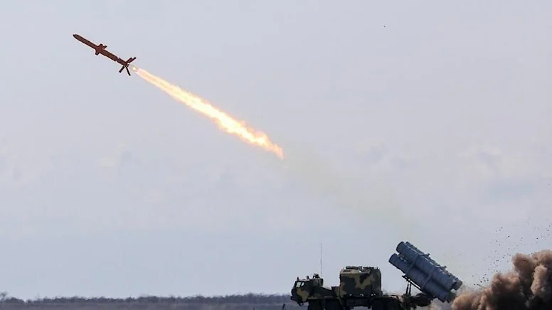 Ukraynalı yetkililer, Kırım’daki Rus üslerin vurulduğunu doğruladı