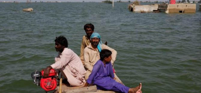 Pakistan’da selin etkili olduğu bölgelerde halk evlerini terk ediyor