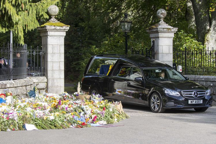 Kraliçe Elizabeth'in naaşı yola çıktı