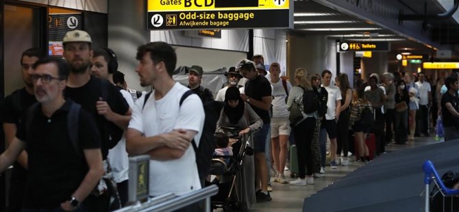 Amsterdam havalimanında personel eksikliği ve aşırı yoğunluk krizi sürüyor