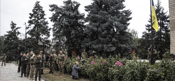 Zelenskiy Rus güçlerinden geri alınan İzyum şehrini ziyaret etti