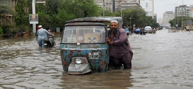 Pakistan’da sel nedeniyle 10 milyon kişi yerinden oldu