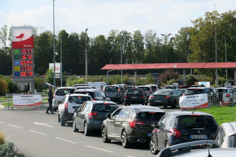 Fransa’da akaryakıt krizi: Her üç istasyondan birinde benzin yok