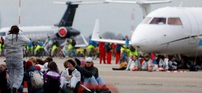 Hollanda’da çevreciler, Amsterdam Schiphol Havalimanı’nı protesto etti