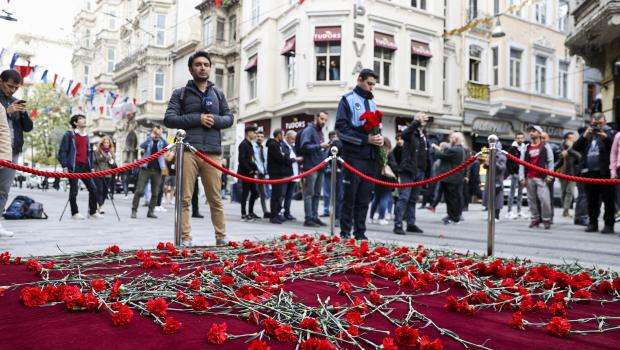 Beyoğlu'nda patlamanın olduğu yere karanfil bırakıldı