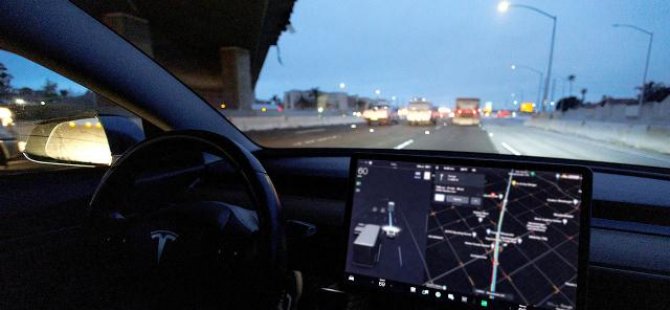 Otopilot modundaki Tesla polisten kaçtı