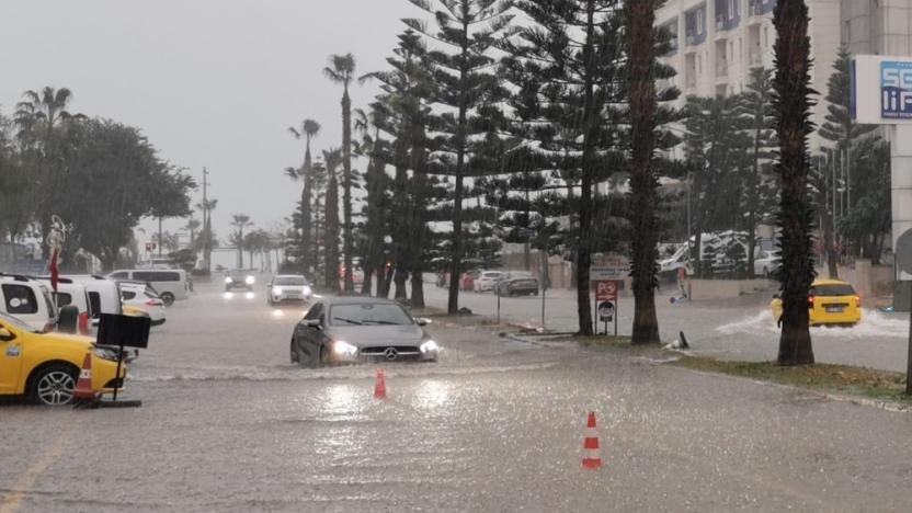 Antalya'da şiddetli yağış devam ediyor: Evleri su bastı