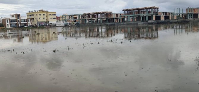 Villalar dere yatağının önünü tıkadı, Tuzla girişi sular altında kaldı