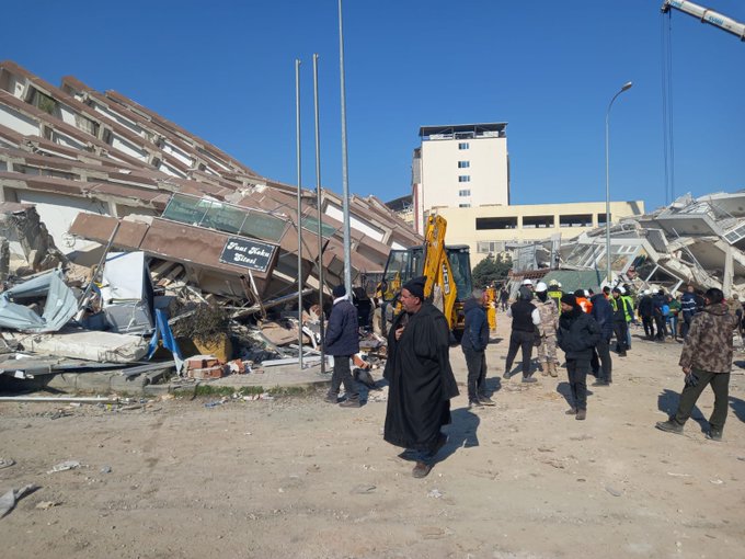 KKTC’den giden iş araçları ve ekipler arama-kurtarma çalışmalarına Hatay’da başladı